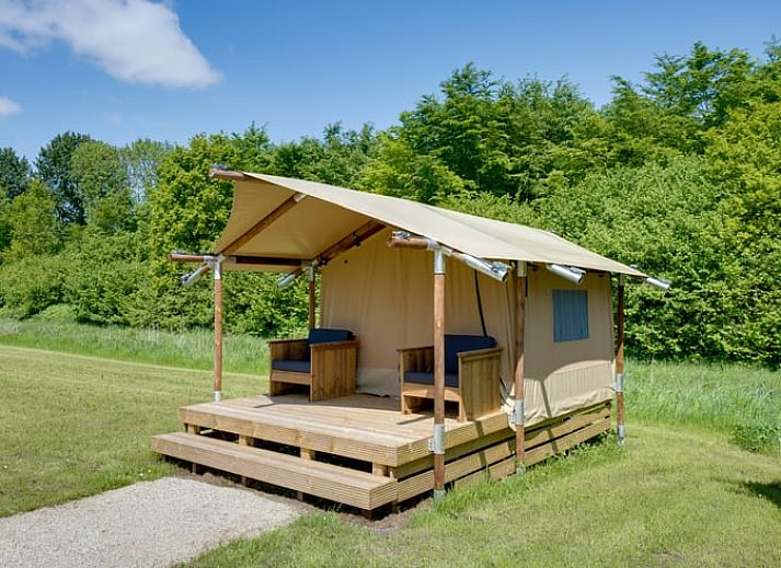 Moderne binnenruimte van Huisje in Zeewolde met houten trap en keuken, ideaal voor een comfortabel verblijf.