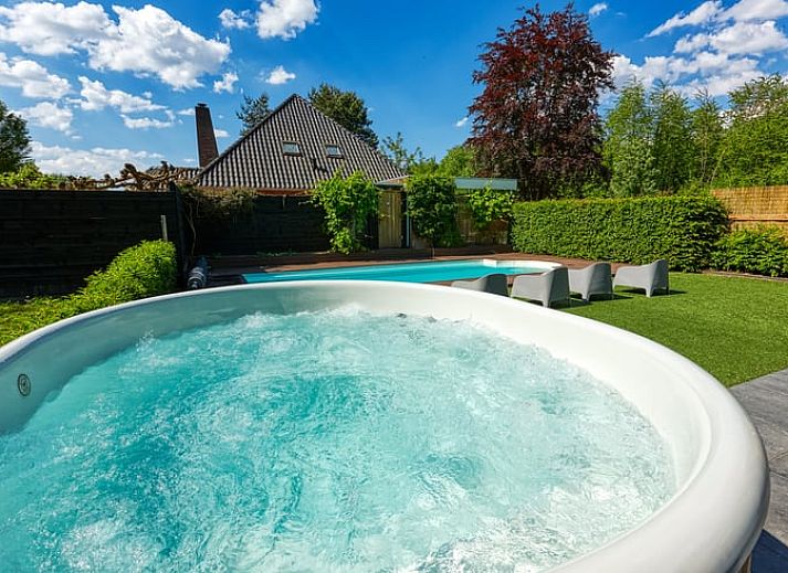 Sfeervolle slaapruimte in Huisje in Zeewolde, gelegen op een knusse zolder in Flevoland.