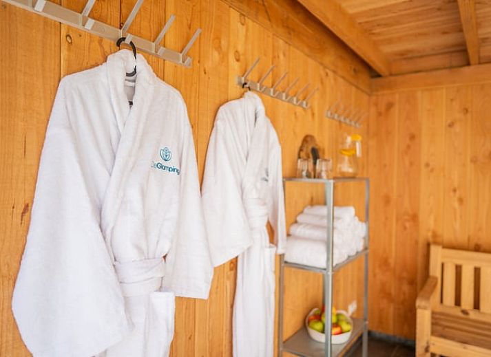 Sfeervolle slaapruimte in Huisje in Zeewolde, gelegen op een knusse zolder in Flevoland.