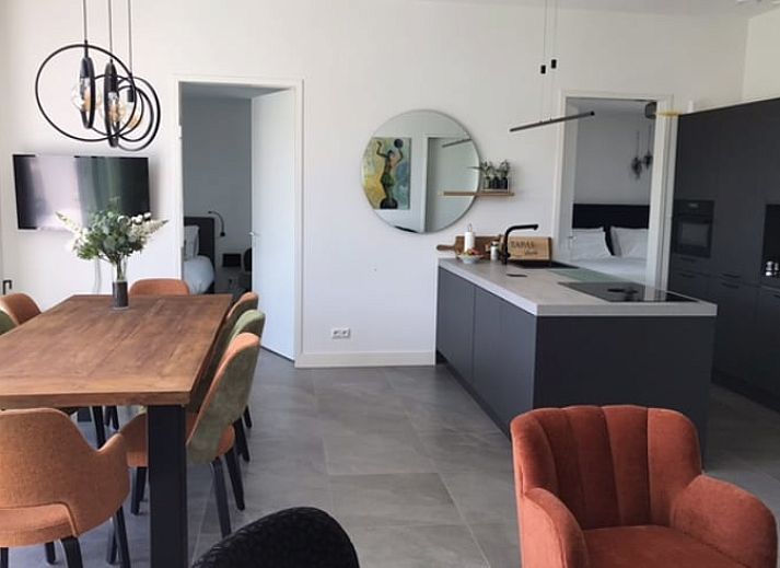 Ferienhaus in Zeewolde mit modernem Aussenbereich direkt am Wasser in Sued-Flevoland.