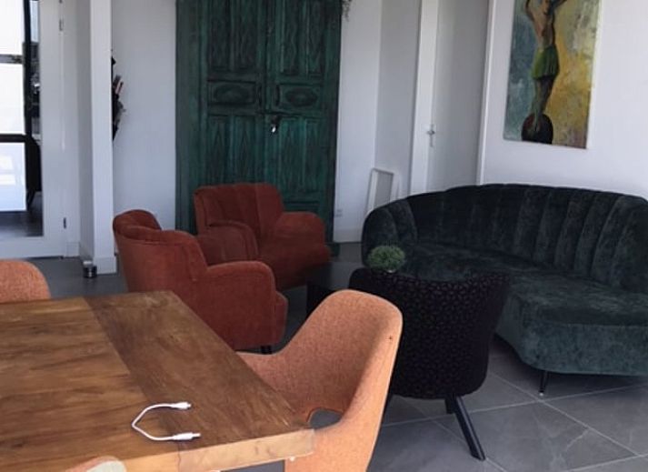 Ferienhaus in Zeewolde mit modernem Aussenbereich direkt am Wasser in Sued-Flevoland.