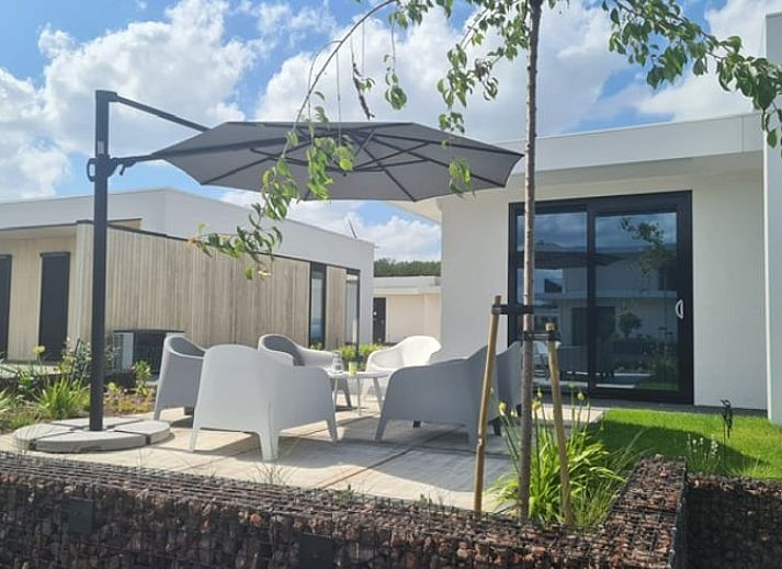 Ferienhaus in Zeewolde mit modernem Aussenbereich direkt am Wasser in Sued-Flevoland.