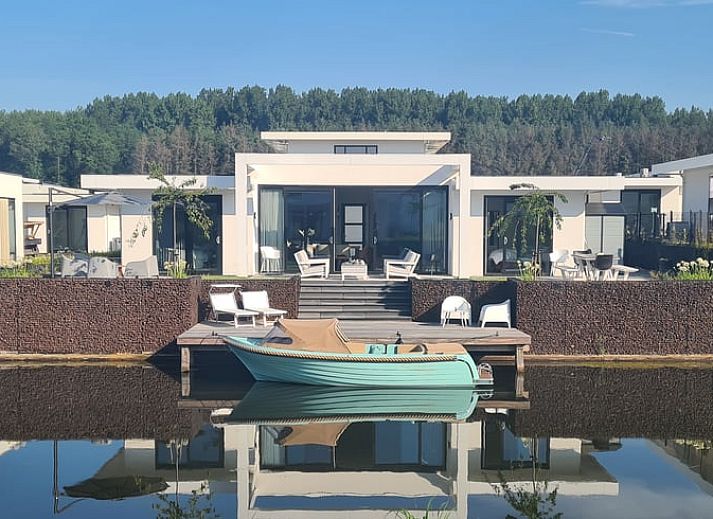 Ferienhaus in Zeewolde mit modernem Aussenbereich direkt am Wasser in Sued-Flevoland.