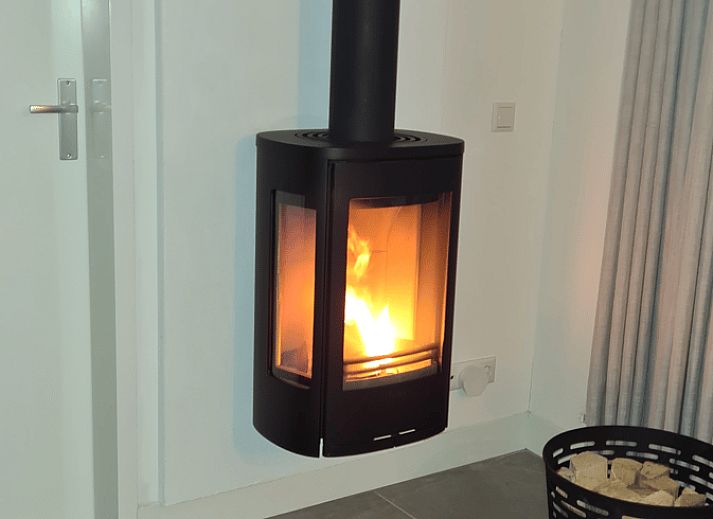 Stilvolle Einrichtung des Ferienhauses in Zeewolde mit moderner Kueche und Essbereich.