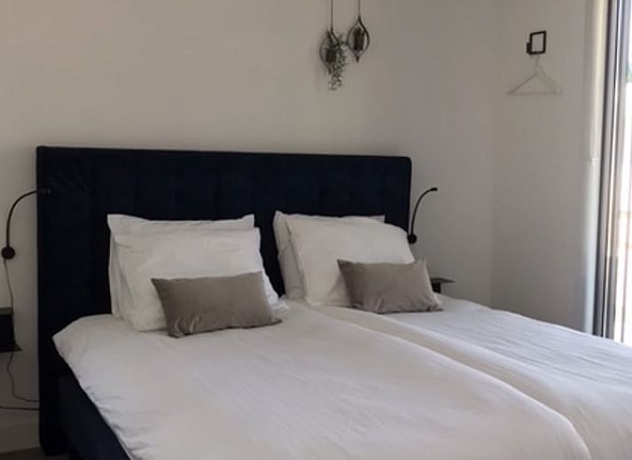 Stilvolle Einrichtung des Ferienhauses in Zeewolde mit moderner Kueche und Essbereich.