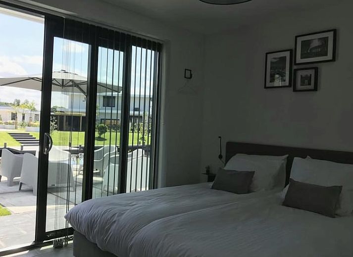 Stilvolle Einrichtung des Ferienhauses in Zeewolde mit moderner Kueche und Essbereich.