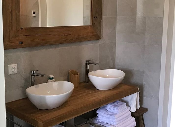 Stilvolle Einrichtung des Ferienhauses in Zeewolde mit moderner Kueche und Essbereich.