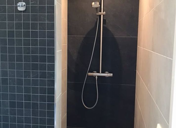 Stilvolle Einrichtung des Ferienhauses in Zeewolde mit moderner Kueche und Essbereich.