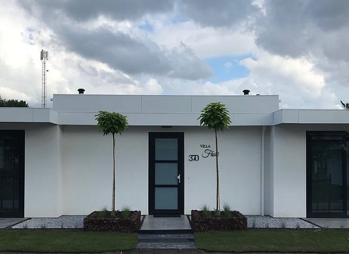Sonnige Terrasse am Ferienhaus in Zeewolde mit bequemen Sitzgelegenheiten in Flevoland.