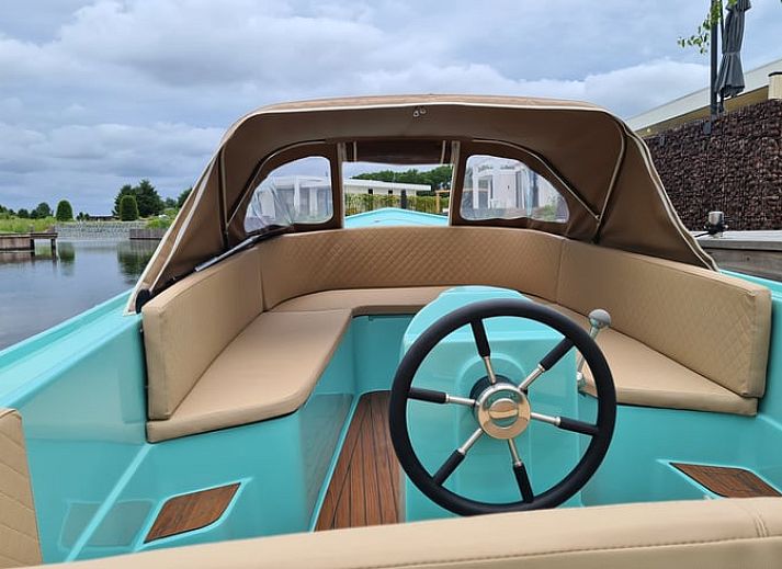 Sonnige Terrasse am Ferienhaus in Zeewolde mit bequemen Sitzgelegenheiten in Flevoland.