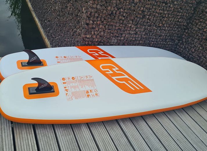 Sonnige Terrasse am Ferienhaus in Zeewolde mit bequemen Sitzgelegenheiten in Flevoland.