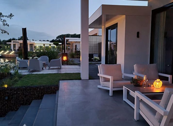 Sonnige Terrasse am Ferienhaus in Zeewolde mit bequemen Sitzgelegenheiten in Flevoland.