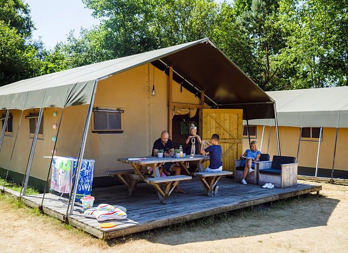 Gezellige familie speelt buiten bij Safaritent de Zwaluw in Zeewolde, Zuidelijk Flevoland, ideaal voor glamping.
