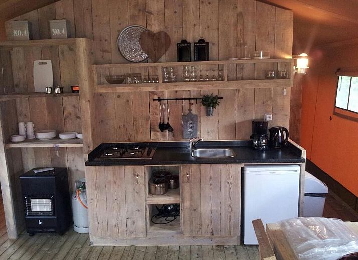 Gezellige familie speelt buiten bij Safaritent de Zwaluw in Zeewolde, Zuidelijk Flevoland, ideaal voor glamping.