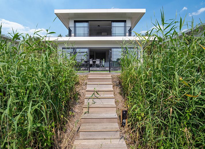 Geniet van het serene uitzicht op het water bij de Vrijstaande woning in Zeewolde, een vakantiehuis in Zuidelijk Flevoland, Flevoland.