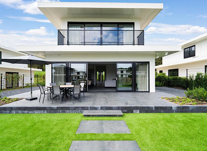 Geniet van het serene uitzicht op het water bij de Vrijstaande woning in Zeewolde, een vakantiehuis in Zuidelijk Flevoland, Flevoland.