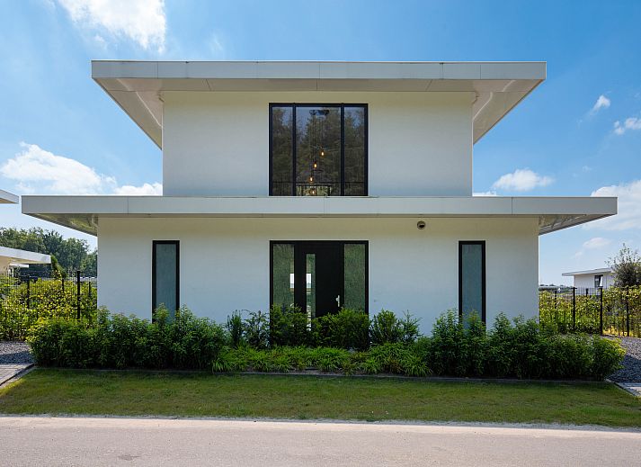Geniet van het serene uitzicht op het water bij de Vrijstaande woning in Zeewolde, een vakantiehuis in Zuidelijk Flevoland, Flevoland.