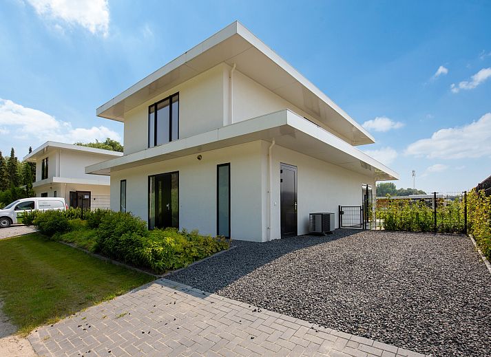 Geniet van het serene uitzicht op het water bij de Vrijstaande woning in Zeewolde, een vakantiehuis in Zuidelijk Flevoland, Flevoland.