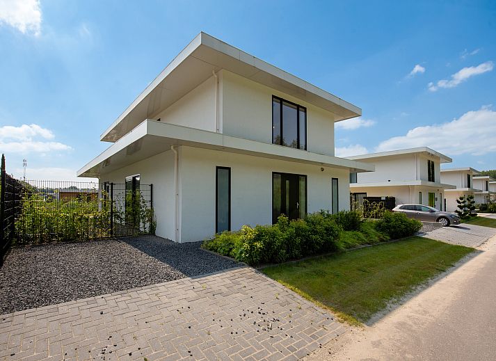Vrijstaande woning in Zeewolde, een vakantiehuis omgeven door natuur in Zuidelijk Flevoland, met een uitnodigend terras en moderne architectuur.