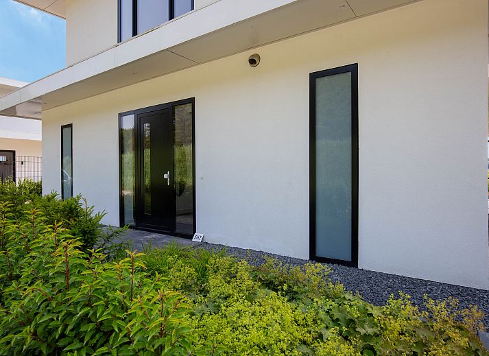 Vrijstaande woning in Zeewolde, een vakantiehuis omgeven door natuur in Zuidelijk Flevoland, met een uitnodigend terras en moderne architectuur.