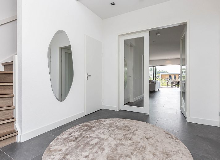 Vrijstaande woning in Zeewolde, een vakantiehuis omgeven door natuur in Zuidelijk Flevoland, met een uitnodigend terras en moderne architectuur.