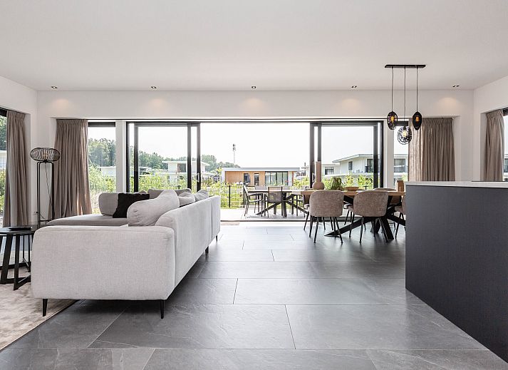 Vrijstaande woning in Zeewolde, een vakantiehuis omgeven door natuur in Zuidelijk Flevoland, met een uitnodigend terras en moderne architectuur.