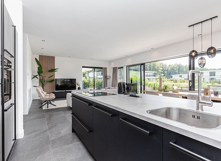 Vrijstaande woning in Zeewolde, een modern vakantiehuis in Zuidelijk Flevoland, omgeven door groen en rustige natuur.