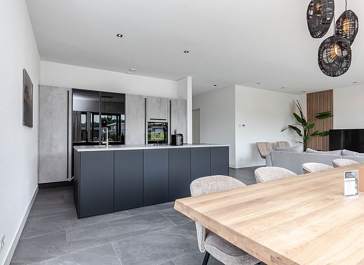 Vrijstaande woning in Zeewolde, een modern vakantiehuis in Zuidelijk Flevoland, omgeven door groen en rustige natuur.