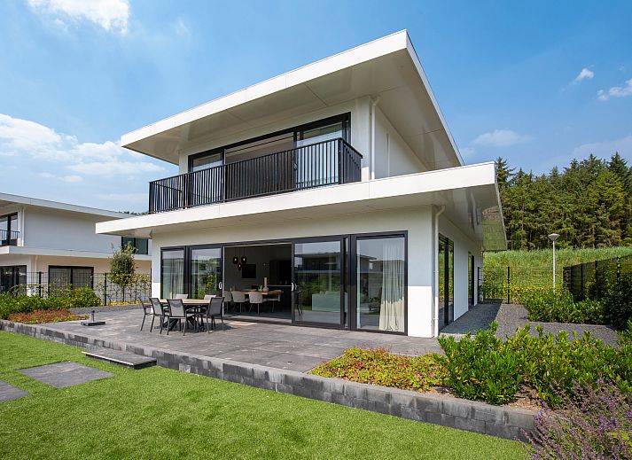 Vrijstaande woning in Zeewolde, een modern vakantiehuis in Zuidelijk Flevoland, omgeven door groen en rustige natuur.