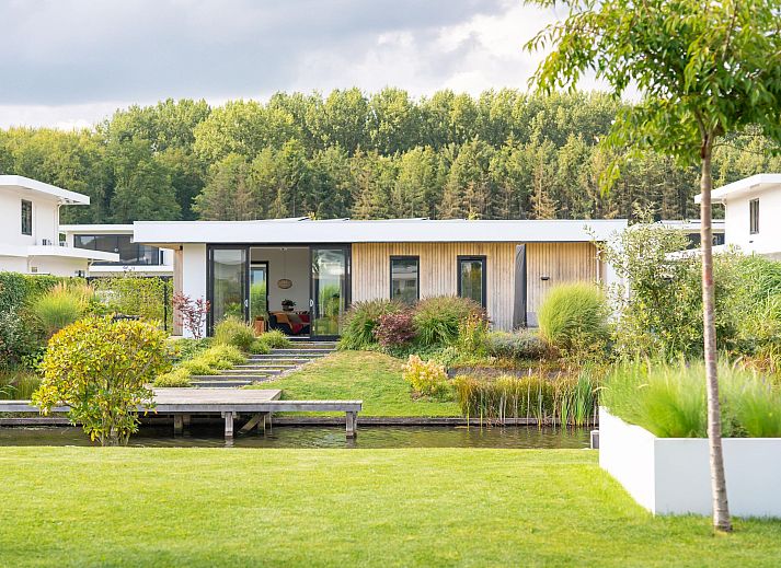 Freistehendes Haus in Zeewolde mit moderner Architektur und ppigem Garten am Wasser, ideales Feriendomizil in Sd-Flevoland.