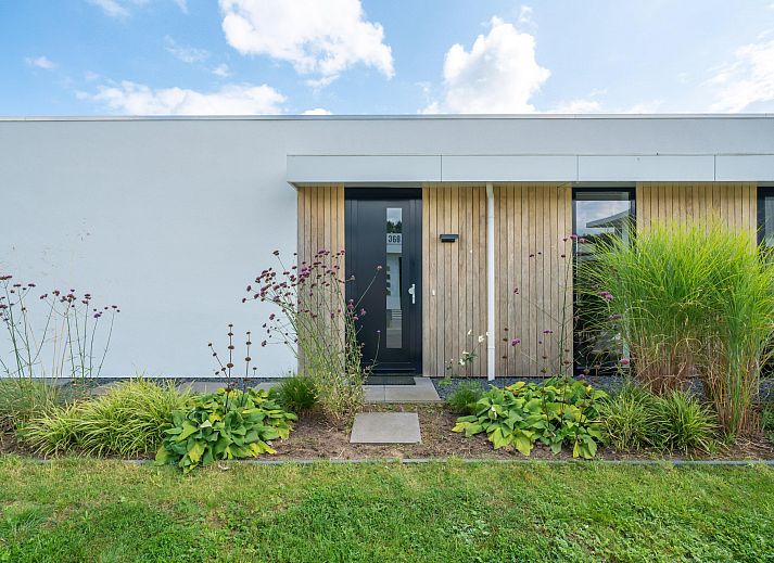 Freistehendes Haus in Zeewolde mit moderner Architektur und ppigem Garten am Wasser, ideales Feriendomizil in Sd-Flevoland.