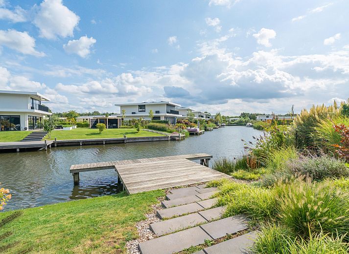 Freistehendes Haus in Zeewolde mit moderner Architektur und ppigem Garten am Wasser, ideales Feriendomizil in Sd-Flevoland.