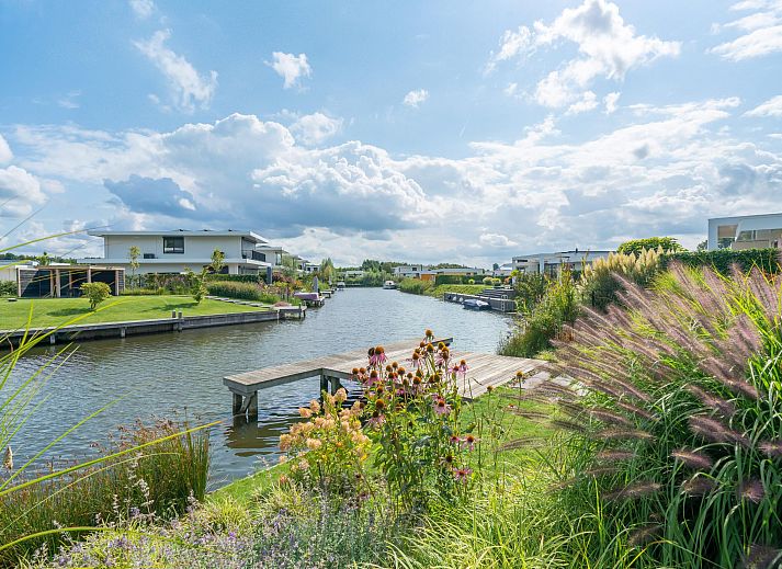 Freistehendes Haus in Zeewolde mit moderner Architektur und ppigem Garten am Wasser, ideales Feriendomizil in Sd-Flevoland.