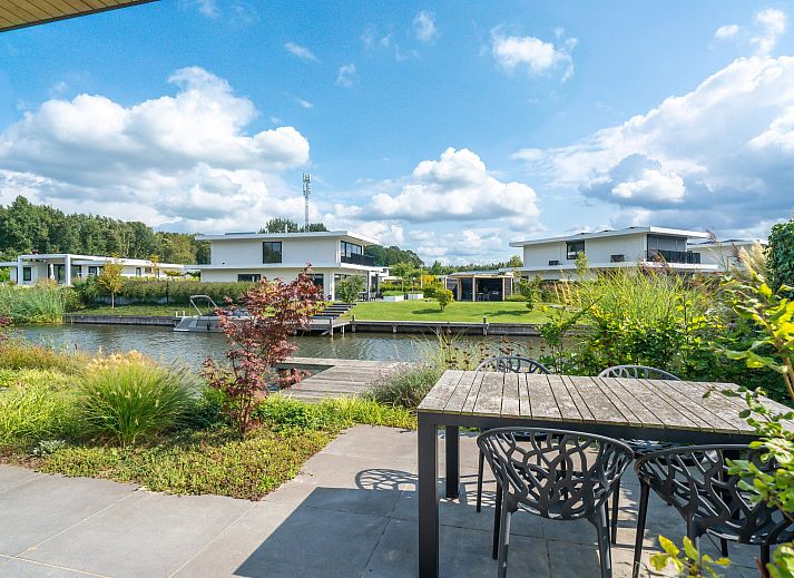 Freistehendes Haus in Zeewolde, umgeben von einem ppigen Garten und einem Teich, Ferienhaus in Sd-Flevoland mit einer ruhigen natrlichen Umgebung.