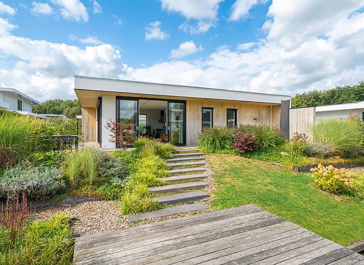 Modernes freistehendes Haus in Zeewolde, Sd-Flevoland, mit schlichter Architektur und grnem Garten, ideales Ferienhaus in Flevoland.