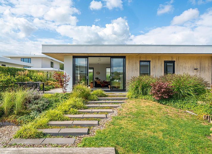 Modernes freistehendes Haus in Zeewolde, Sd-Flevoland, mit schlichter Architektur und grnem Garten, ideales Ferienhaus in Flevoland.