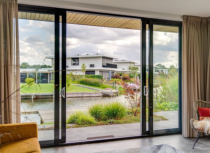 Ruhig am Wasser gelegenes Einfamilienhaus in Zeewolde, Ferienhaus in Sd-Flevoland mit schnem Blick auf den Kanal und die grne Umgebung.