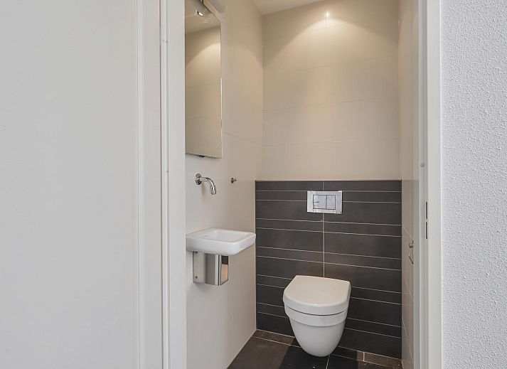 Luftaufnahme eines freistehenden Hauses in Zeewolde, umgeben von Natur und Wasser in Sd-Flevoland, ideales Ferienhaus in Flevoland.