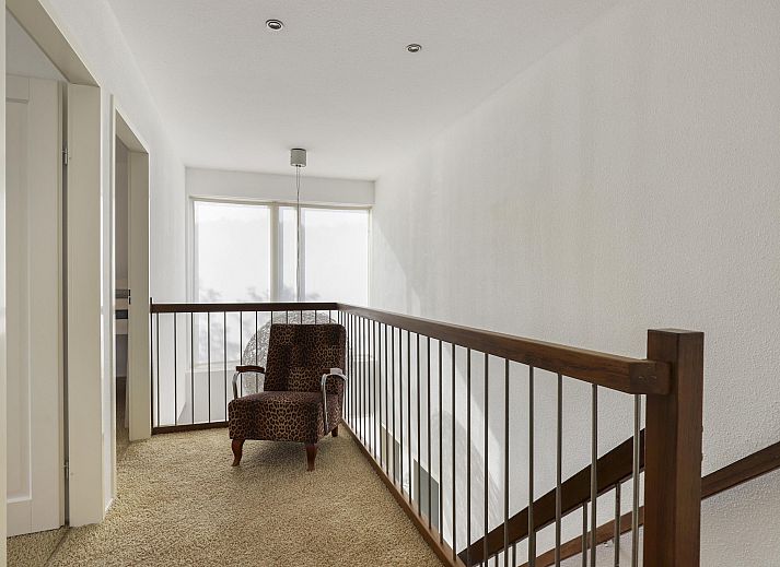 Luftaufnahme eines freistehenden Hauses in Zeewolde, umgeben von Natur und Wasser in Sd-Flevoland, ideales Ferienhaus in Flevoland.