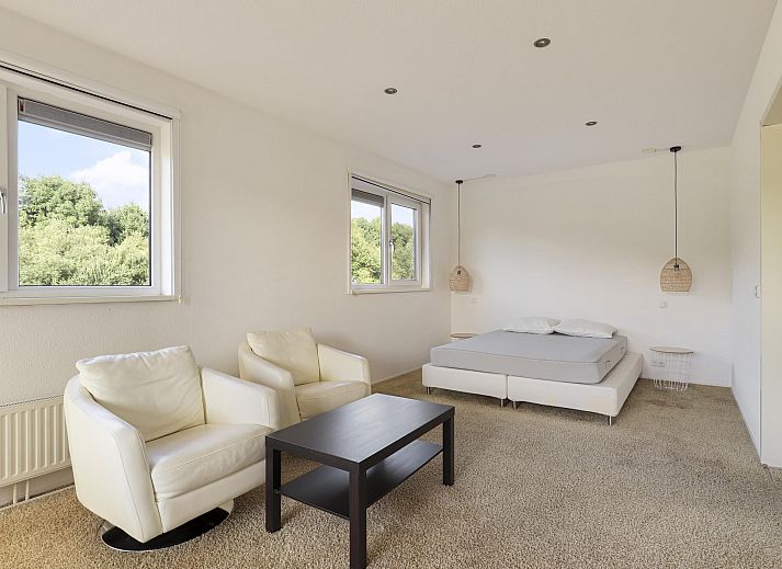 Luftaufnahme eines freistehenden Hauses in Zeewolde, umgeben von Natur und Wasser in Sd-Flevoland, ideales Ferienhaus in Flevoland.