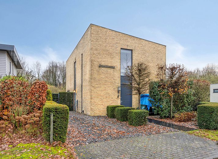 Detached house in Zeewolde, Southern Flevoland: modern vacation home with spacious driveway and surrounded by greenery in Flevoland.