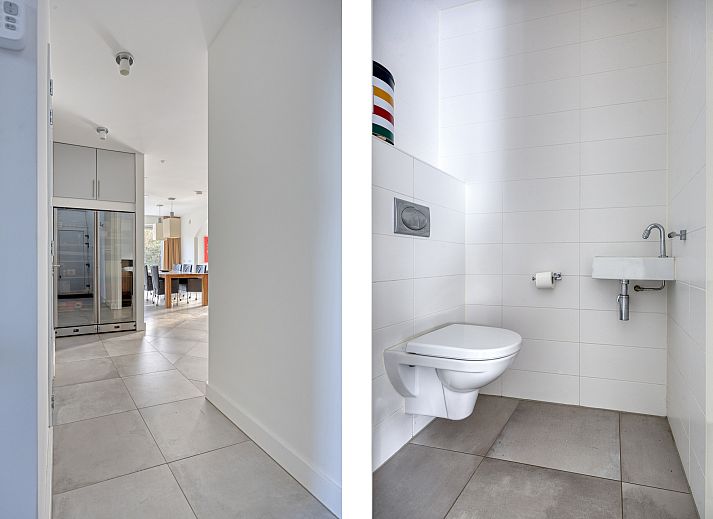 Detached house in Zeewolde, Southern Flevoland: modern vacation home with spacious driveway and surrounded by greenery in Flevoland.