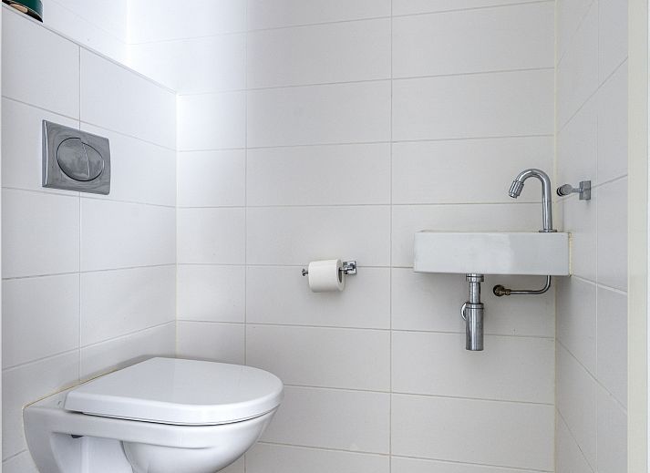 Detached house in Zeewolde, a vacation home in Flevoland, surrounded by nature and modern architecture.