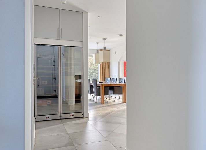 Detached house in Zeewolde, a vacation home in Flevoland, surrounded by nature and modern architecture.