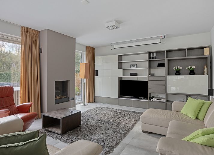 Detached house in Zeewolde, a vacation home in Flevoland, surrounded by nature and modern architecture.