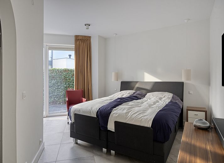 Modern bathroom in the Detached house in Zeewolde, Southern Flevoland, with shower and toilet, ideal for a comfortable stay.