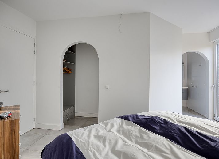 Modern bathroom in the Detached house in Zeewolde, Southern Flevoland, with shower and toilet, ideal for a comfortable stay.