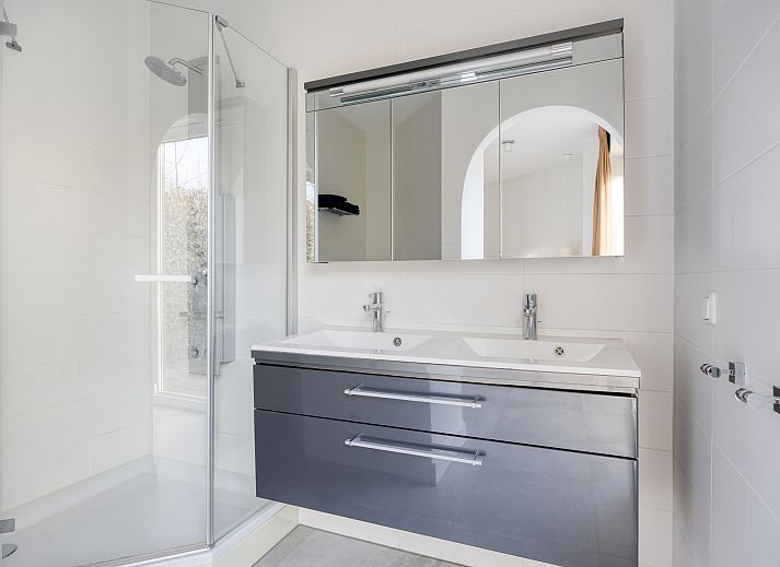 Modern bathroom in the Detached house in Zeewolde, Southern Flevoland, with shower and toilet, ideal for a comfortable stay.