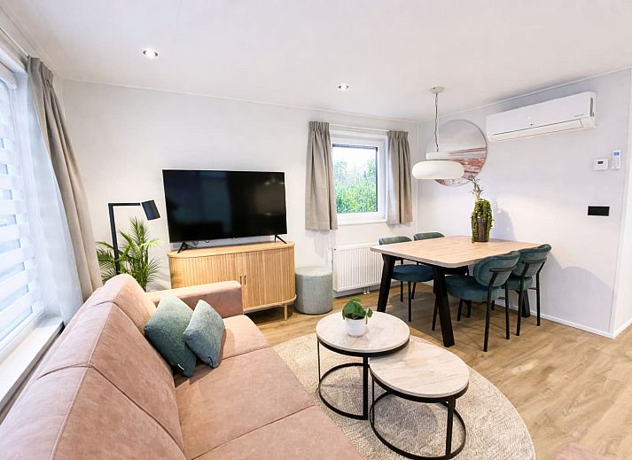 Geniessen Sie das moderne Mobilheim "De Bever" in Zeewolde, Flevoland, mit einer einladenden Veranda und umgeben von gruener Natur.