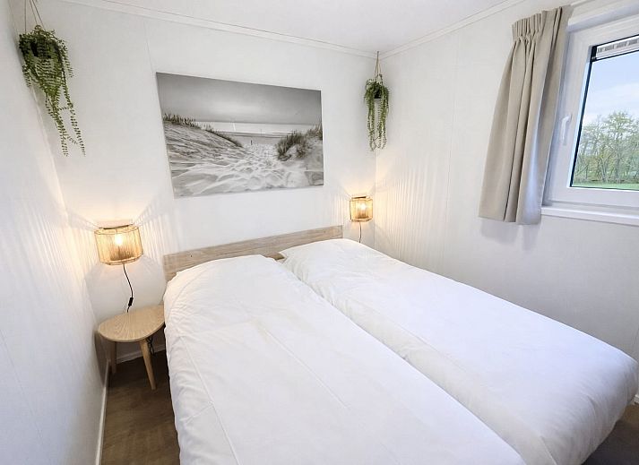 Geniessen Sie das moderne Mobilheim "De Bever" in Zeewolde, Flevoland, mit einer einladenden Veranda und umgeben von gruener Natur.